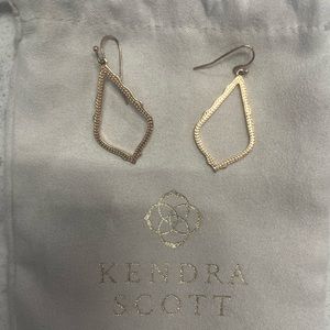 Kendra Scott Sophee Drop Earrings in Gold